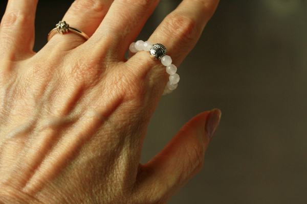 Ring Rosenquarz Buddha als edles Geschenk für Sie mit feinen Edelsteinen ein minimalistischer Ring Stretchring